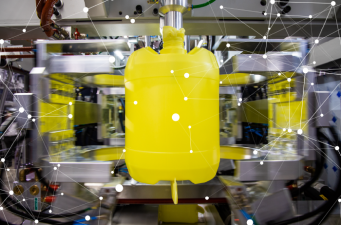 Das Bild zeigt eine Maschine (Extruder), die ein gelbes Faß aus Kunststoff gießt. Darüber liegt eine Transparenz, in der verschiedene Knotenpunkte miteinander verbunden sind. Es symbolisiert die Symbiose aus Industrie und Digitalisierung.