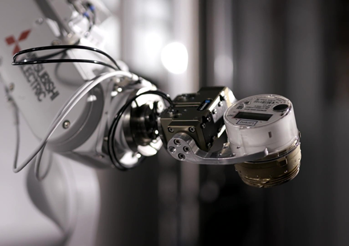 Das Bild zeigt die intelligent vernetzte Produktion zirkulärer Smart Meters bei der Firma Lorenz.