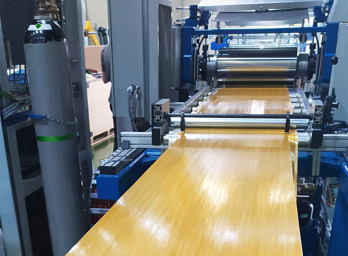 Automatisierte Regelungssysteme und Anlagentechnik zur Produktion von qualitativ hochwertigen UD-Tapes Das Foto zeigt eine Anlage zur Produktion hochwertigen UD-Tapes.