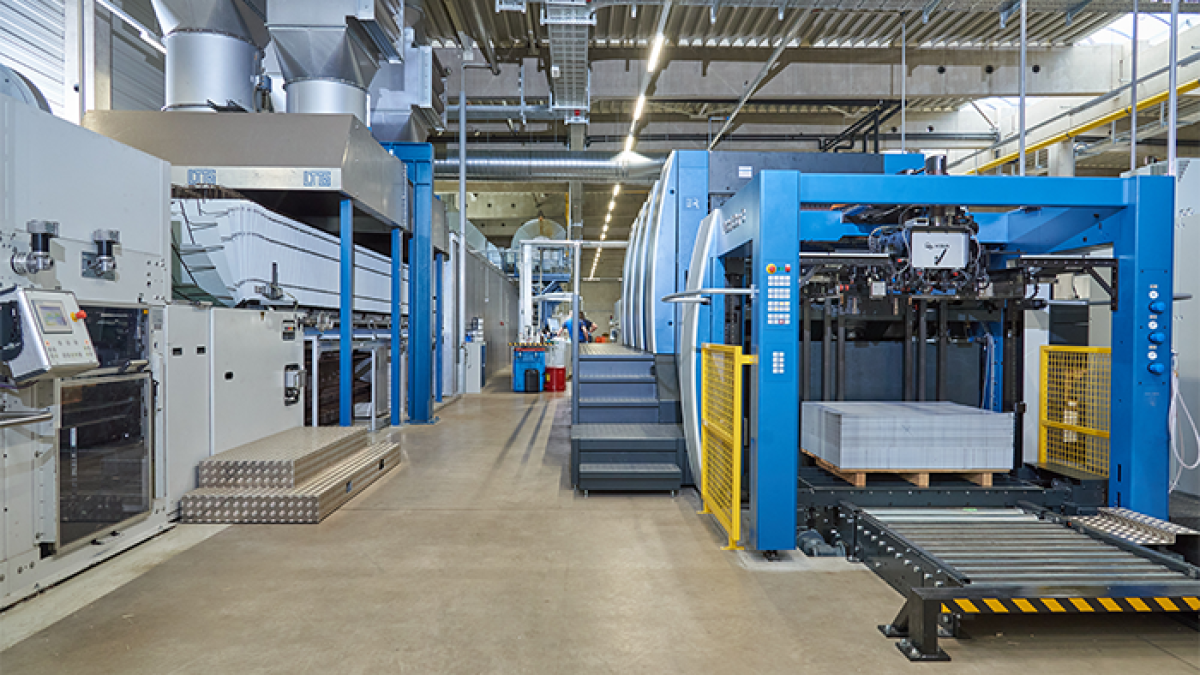 Das Bild zeigt den Blick in eine Maschinenhalle des Unternehmens Pano Verschluss GmbH. 